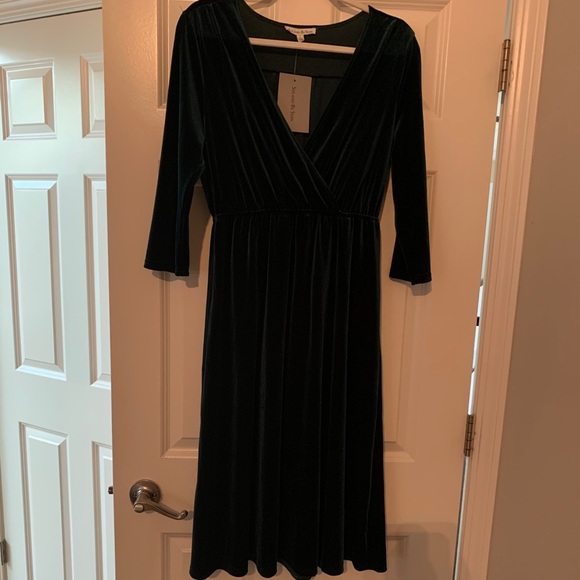 See and be seen Velvet dress in emerald - Picture 2 of 3